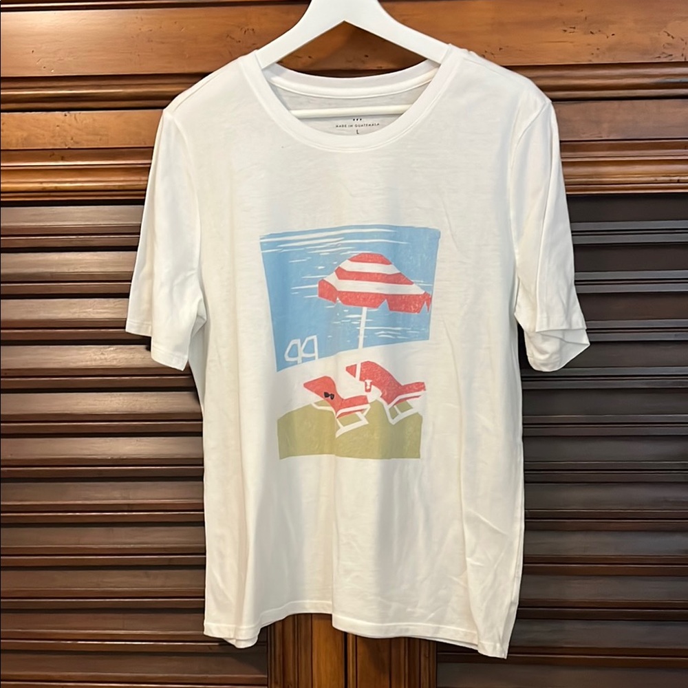 Banana Republic Factory White Graphic T-Shirt with Beach Print Large